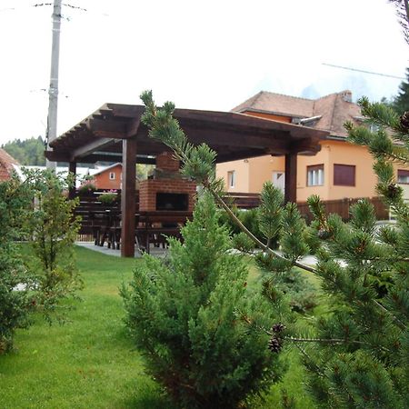 The Ghetto Hotel Buşteni Стая снимка