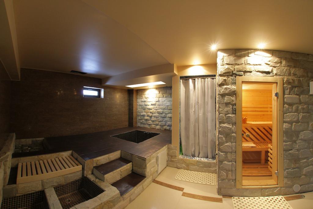 The Ghetto Hotel Buşteni Екстериор снимка