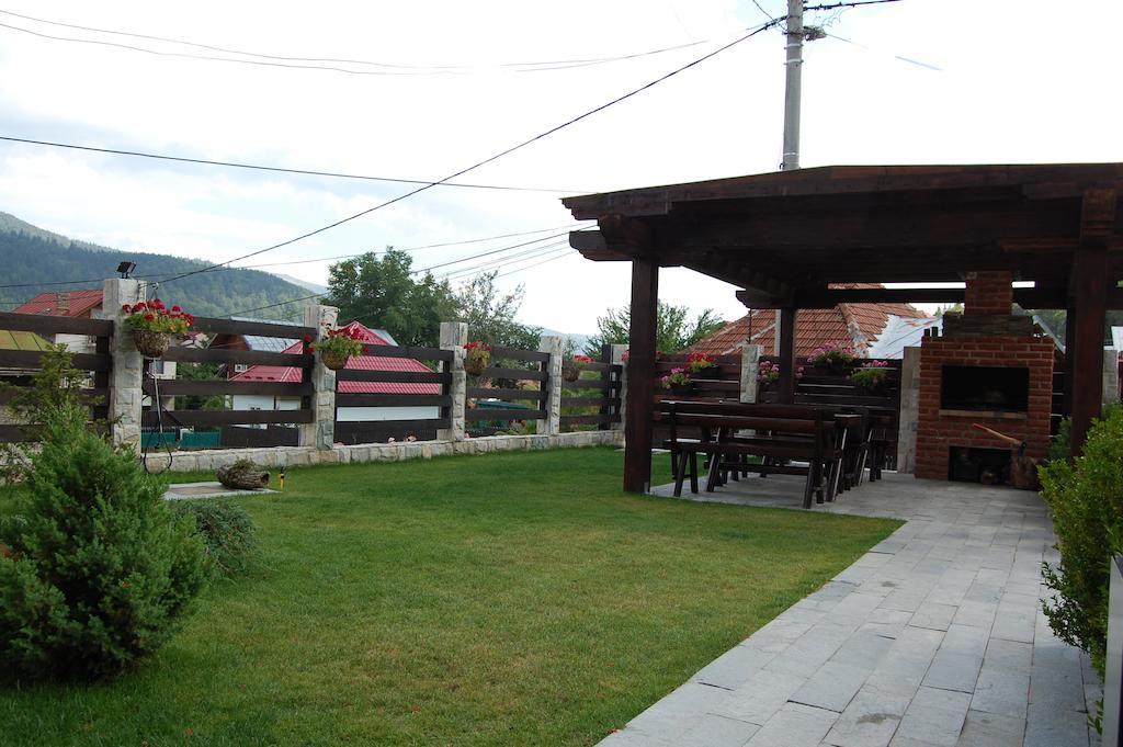 The Ghetto Hotel Buşteni Екстериор снимка