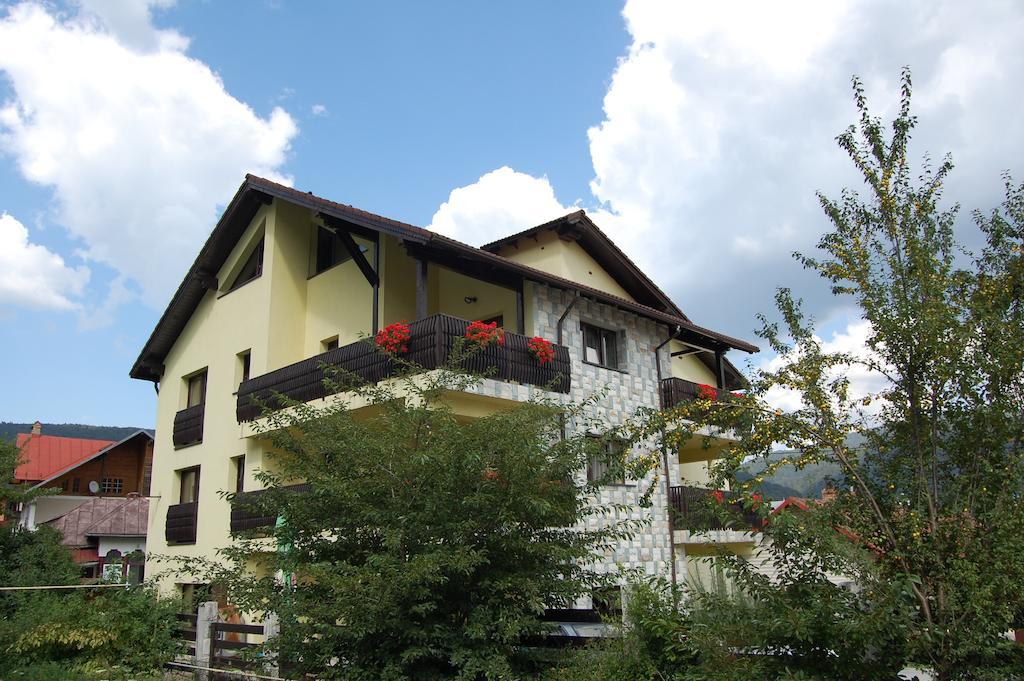 The Ghetto Hotel Buşteni Екстериор снимка