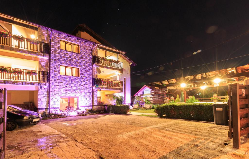 The Ghetto Hotel Buşteni Екстериор снимка