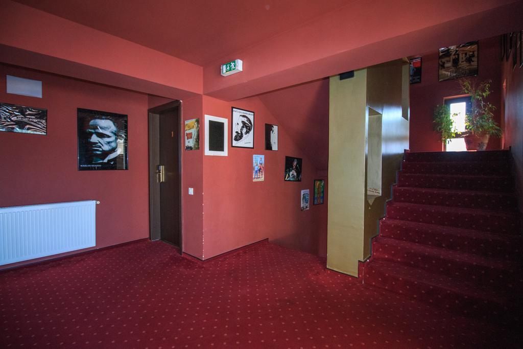 The Ghetto Hotel Buşteni Екстериор снимка